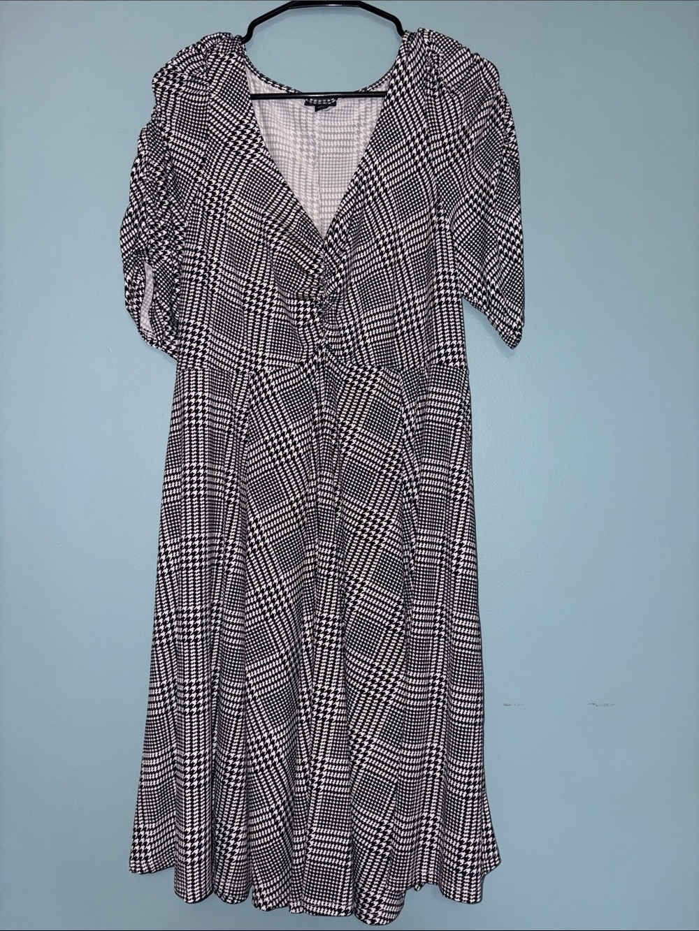 2XL TORRID Black and White Plaid V‑Neck Midi Dress- EUC- AS IS
